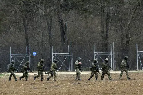 Il contrordine dell'Europa sui migranti: "Difenderemo i confini esterni dell'Ue"