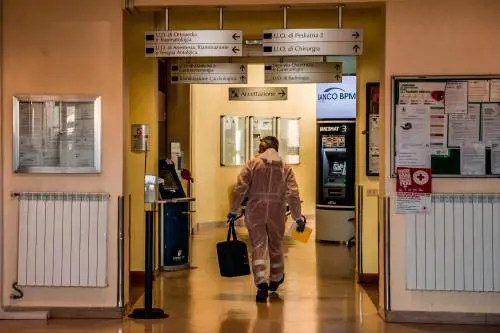 Coronavirus, l'epidemiologo: "Tanti morti in Italia? Non solo per l'età"