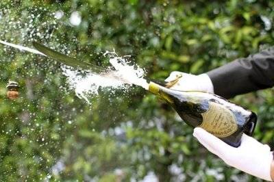 Ferita dalla"sciabolata" dello champagne: discoteca paga 64 mila euro