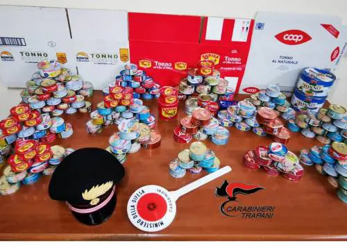Vigilante ruba scatolette di tonno e finisce agli arresti
