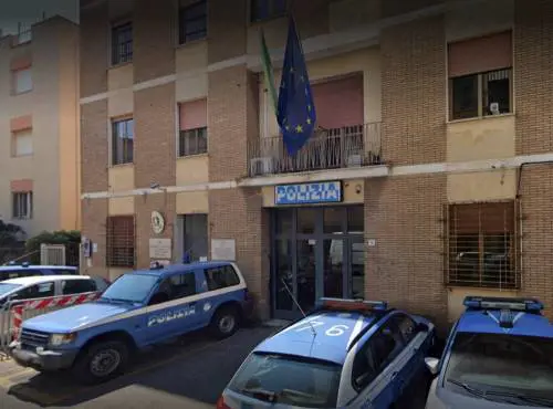 Commissariati di polizia privi di mascherine