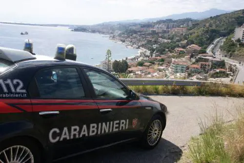 Litigano in strada, poi aggrediscono i carabinieri: arrestati due fratelli