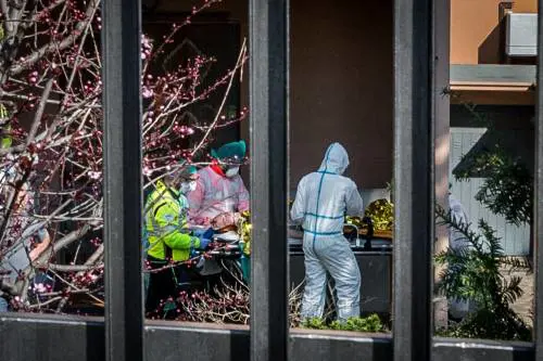 Coronavirus, l'unità di crisi della Lombardia: "Terapie intensive nei corridoi"