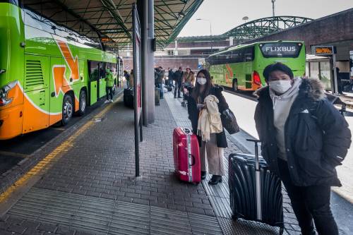Coronavirus, gli autobus partono da Milano