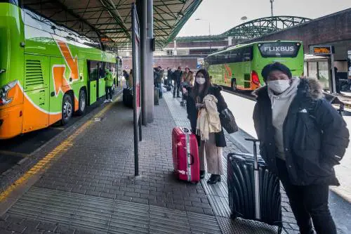 Coronavirus, gli autobus partono da Milano