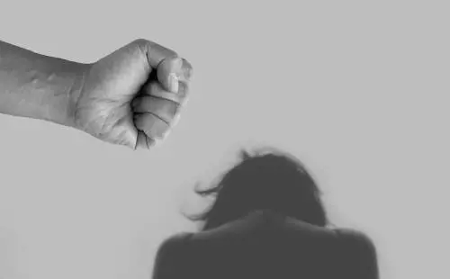 Rifiuta le avances, l'amica la difende e viene rapinata e sequestrata