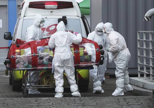 Lombardia, la situazione negli ospedali: "Strutture al collasso e personale sfinito"