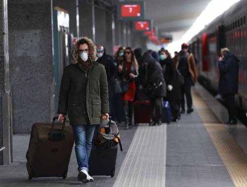 Stazione Napoli Centrale, passeggeri in arrivo da Torino
