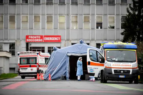 "Paziente uno" respira da solo, rischio Wuhan in Lombardia