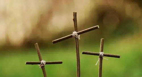 India, fanatici fanno togliere la statua di Gesù e le croci dal cimitero