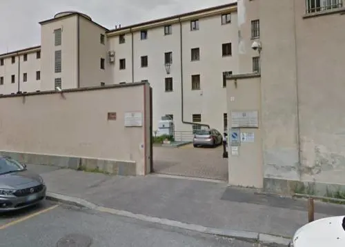 Sesto, genitori non lo fanno uscire: 17enne pugnala padre e fratello