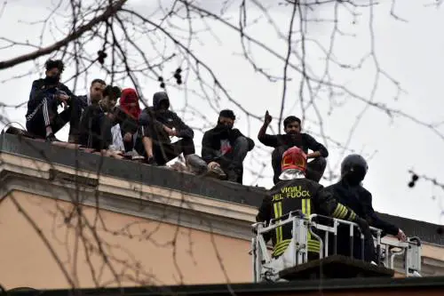 Il carcere  a ferro e fuoco, centri sociali coi rivoltosi