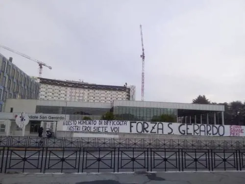 Gli ultras tifano per medici e infermieri: "Siete i nostri giocatori"