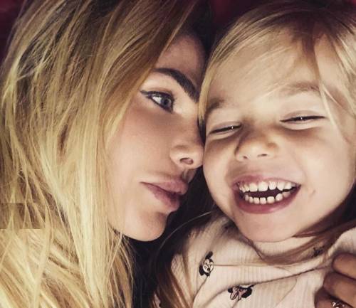 La dedica di Ilary Blasi alla figlia Isabel: "Rimani sempre curiosa della vita"
