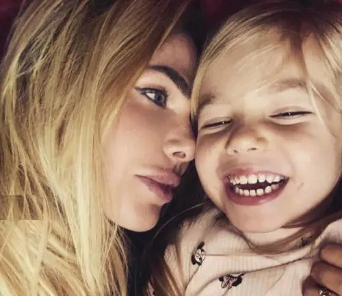 La dedica di Ilary Blasi alla figlia Isabel: "Rimani sempre curiosa della vita"