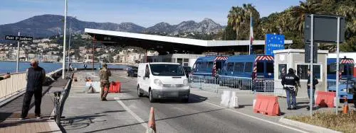 Ora è alta tensione al confine. L'onda d'urto scatena la paura