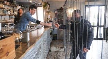 Venezia, chiude il Caffè Florian. In altri bar grate da cantiere e nastro isolante 