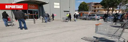 File davanti ai supermercati, la spesa ai tempi del Coronavirus