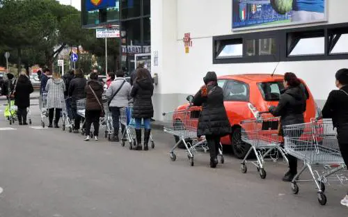 Tutti in fila per fare la spesa