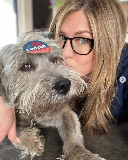 Jennifer Aniston vota alle primarie, foto