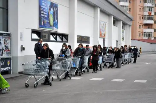 Le aziende alimentari: "Abbiamo scorte per un mese"