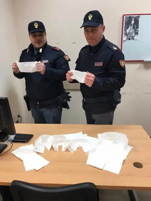 In stazione con 200 mascherine, denunciato
