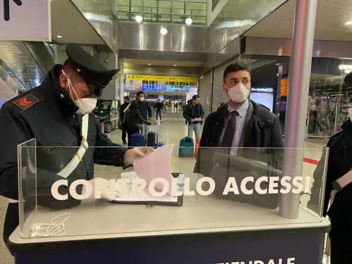 Senza green pass si barrica nel bagno del treno. Caos a Termini