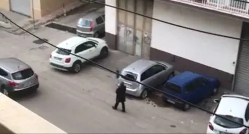 Le chiese sono chiuse e l'arciprete scende in strada recitando il rosario