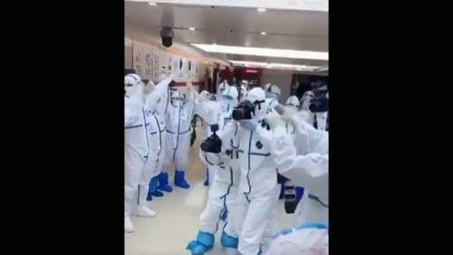Wuhan, i medici festeggiano dopo aver dimesso l'ultimo paziente