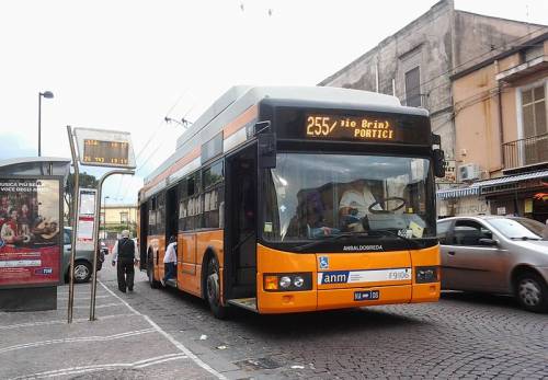 Coronavirus, a Napoli sospese numerose linee di bus