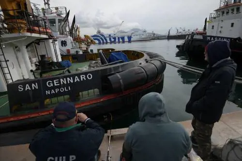 Due migranti sbarcano a Napoli dopo essersi gettati da una nave greca