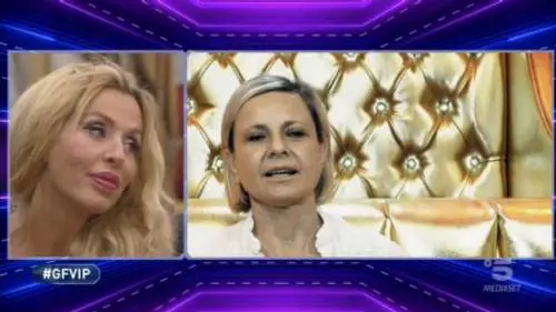 Gf Vip, Valeria Marini ancora contro la Elia: "Brutto esempio da cancellare"