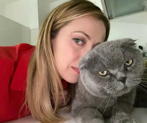 Gli aspetti più privati della Meloni: "Provo indifferenza per mio padre, devo tutto a mia madre"