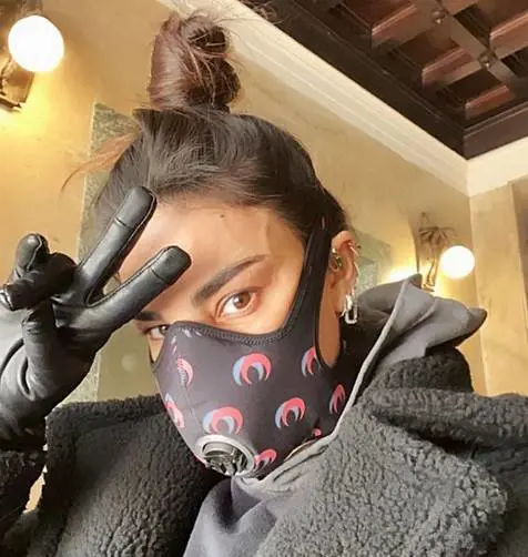 Chiara Biasi con la mascherina scatena gli hater: "Pensi solo alle griffe"