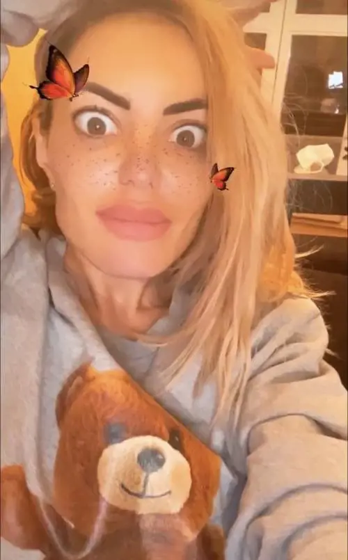 Elena Morali fuori controllo: "Ecco perché si usa l'acido ialuronico proprio lì"