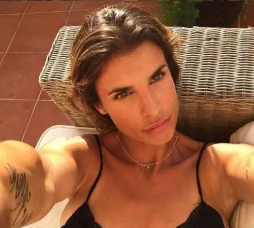 Elisabetta Canalis provoca su Instagram: la foto senza reggiseno conquista la rete