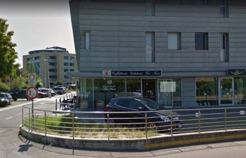 Reggio, 28enne accoltellato davanti al bar: ora in pericolo di vita