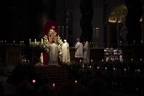 Il Papa affida il mondo alla Madonna