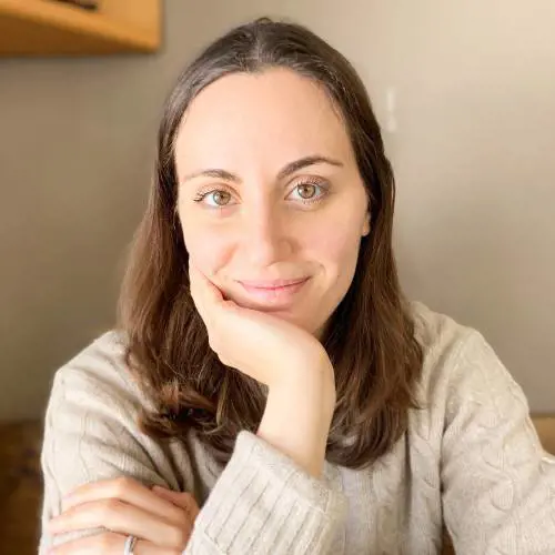 Il virus chiude le palestre? Silvia porta lo yoga su Facebook (gratis)