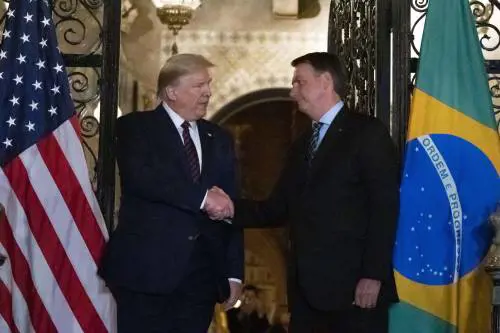 Coronavirus, funzionario brasiliano positivo. Ha visto Trump