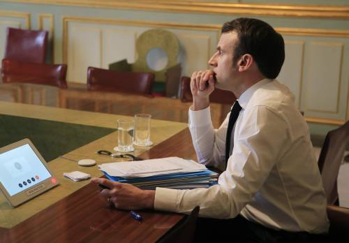 Sfruttando la nostra debolezza Macron vuole strapparci Avio