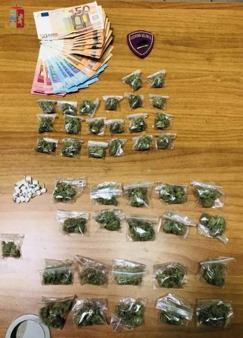 In strada con la droga, scatta doppia denuncia