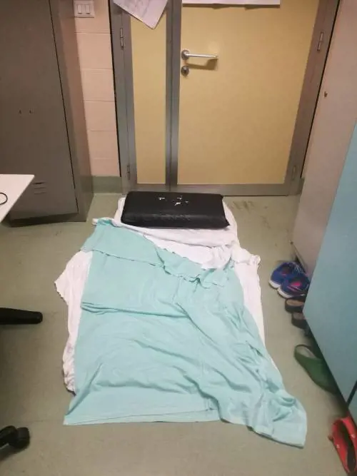 Coronavirus, materassi sul pavimento all'ospedale Sant'Andrea di Roma