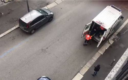 L'anziana cade e si fa male: e la passeggiata rallenta il lavoro dei sanitari