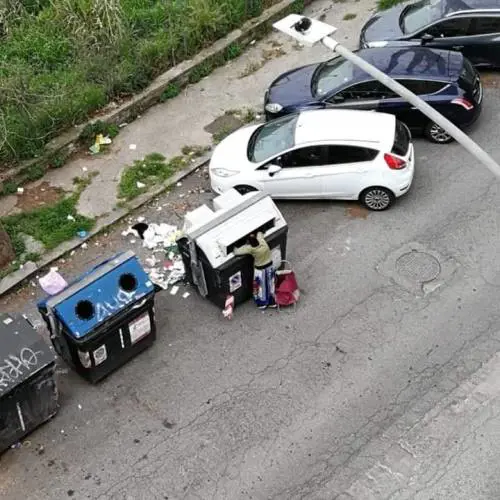 L'emergenza non ferma i rom: escono per rovistare tra i rifiuti