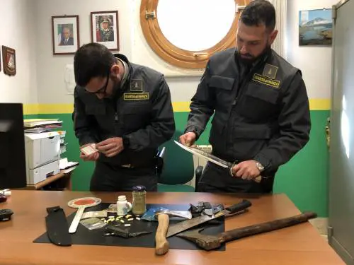 Sbarca a Palermo con stupefacenti e armi: denunciato svizzero