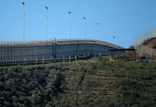 Giovane migrante incinta prova a scavalcare il muro tra Usa e Messico, ma precipita e muore
