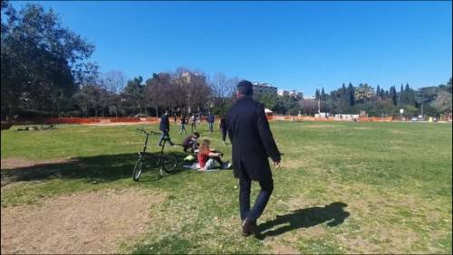 Bari, il sindaco fa il giro dei parchi per mandare la gente a casa