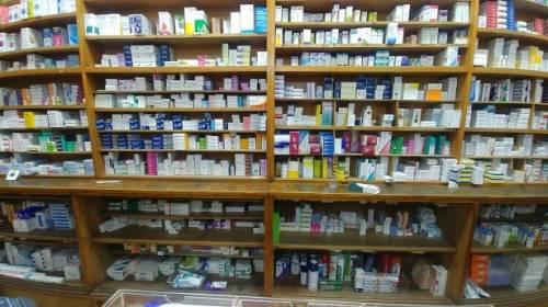 Farmacie in trincea e prezzi fuori controllo (ma dietro c'è il trucco)