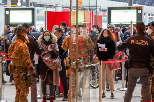 Milano, scatta un nuovo esodo. Treni pieni per Puglia e Sicilia
